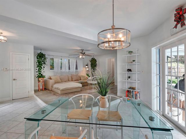 Продажа дома по адресу 2700 SW 34th Ave - фото 6110377