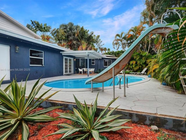 Продажа дома по адресу 2700 SW 34th Ave - фото 6110383