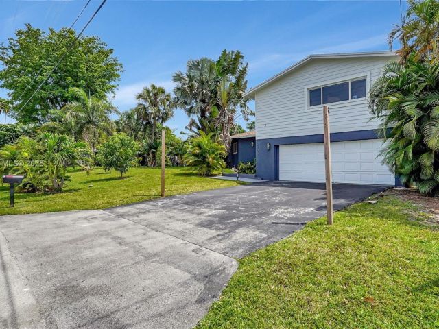 Продажа дома по адресу 2700 SW 34th Ave - фото 6110386