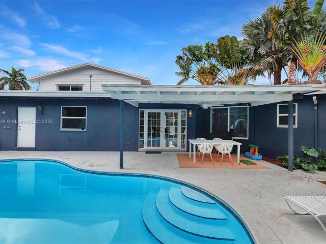 Продажа дома по адресу 2700 SW 34th Ave - фото 6110387