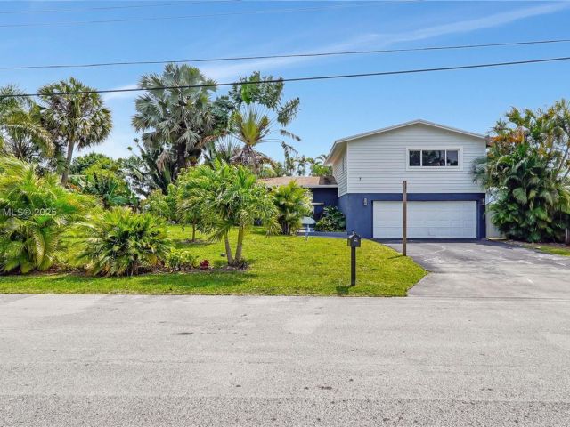 Продажа дома по адресу 2700 SW 34th Ave - фото 6110389