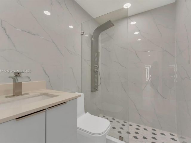 Продажа дома по адресу 2357 SW 11th Ter - фото 6135965