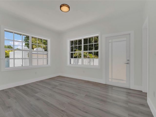 Продажа дома по адресу 2357 SW 11th Ter - фото 6135969