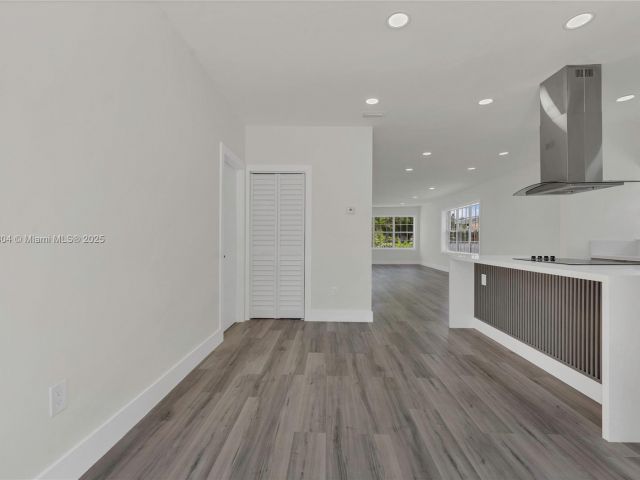 Продажа дома по адресу 2357 SW 11th Ter - фото 6135971