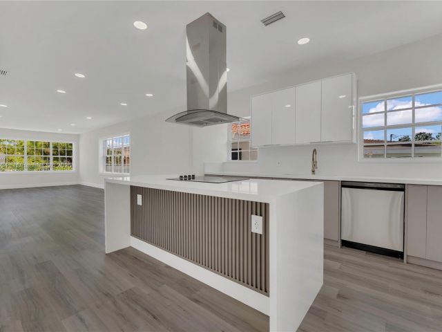 Продажа дома по адресу 2357 SW 11th Ter - фото 6135972