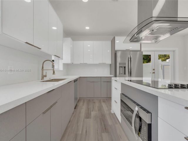 Продажа дома по адресу 2357 SW 11th Ter - фото 6135973