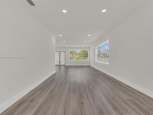 Продажа дома по адресу 2357 SW 11th Ter - фото 6135975