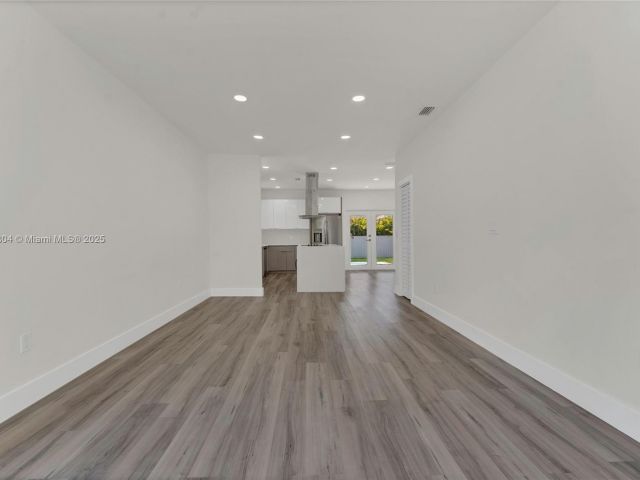 Продажа дома по адресу 2357 SW 11th Ter - фото 6135976