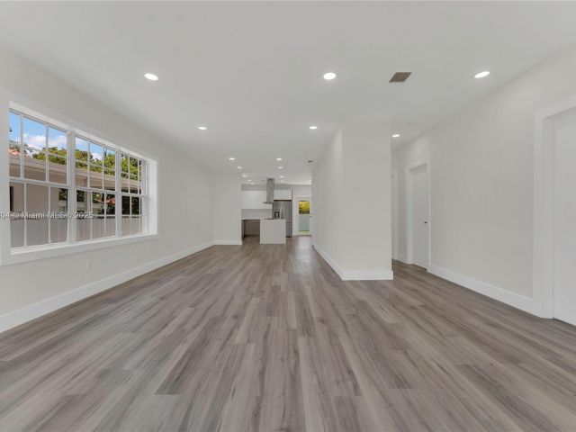 Продажа дома по адресу 2357 SW 11th Ter - фото 6135977