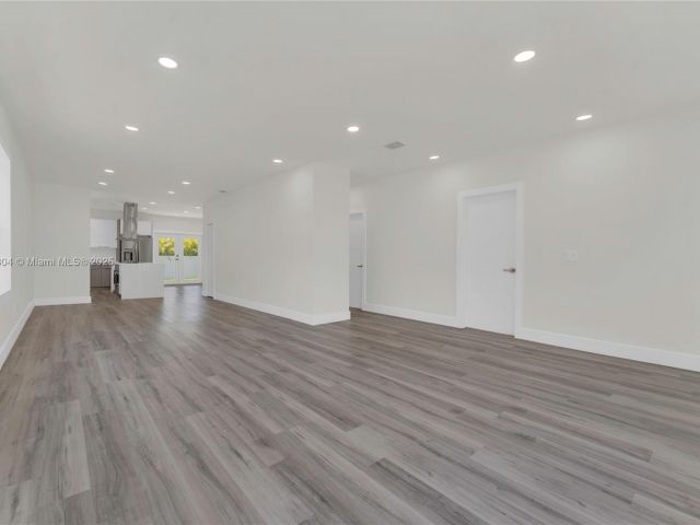 Продажа дома по адресу 2357 SW 11th Ter - фото 6135978