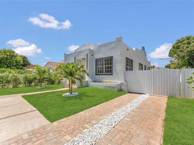 Продажа дома по адресу 2357 SW 11th Ter - фото 6135980