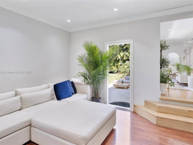 Продажа дома по адресу 1551 Delgado Ave - фото 6133557