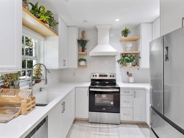 Продажа дома по адресу 1551 Delgado Ave - фото 6133560