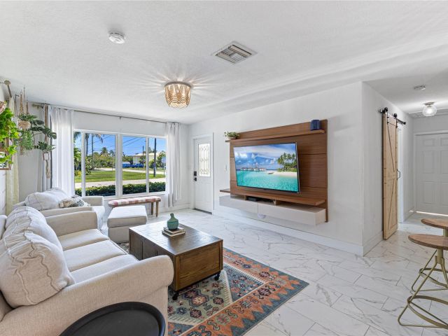 Продажа дома по адресу 14 NE 29th St - фото 6137492