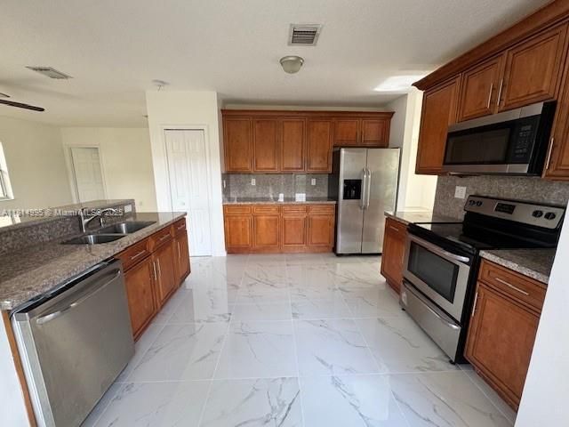 Продажа дома по адресу 1720 NE 35th Ave - фото 6113431