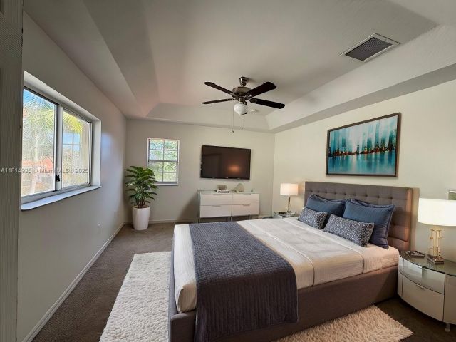 Продажа дома по адресу 1720 NE 35th Ave - фото 6113434