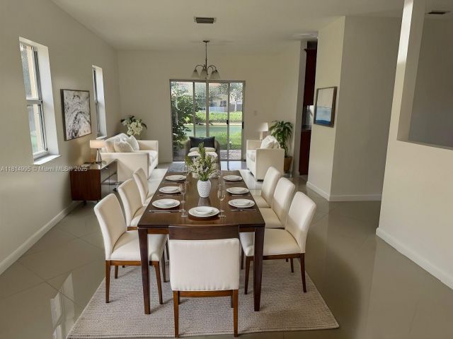 Продажа дома по адресу 1720 NE 35th Ave - фото 6113435