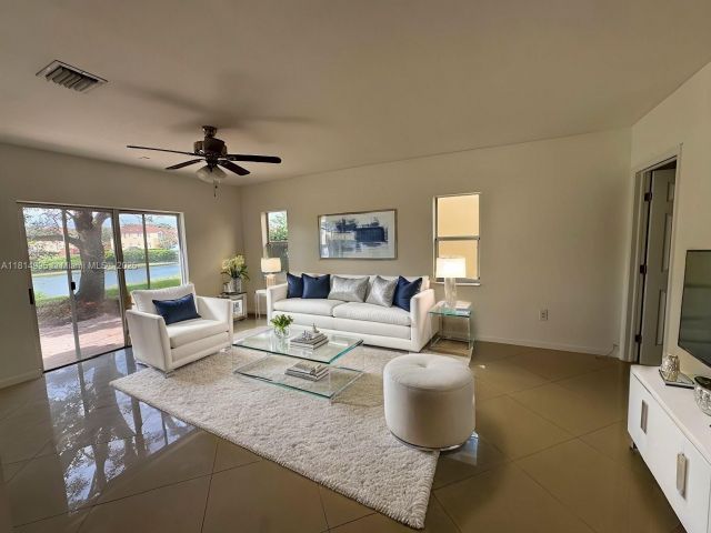 Продажа дома по адресу 1720 NE 35th Ave - фото 6113436