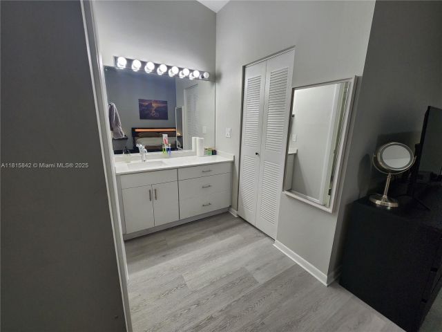 Продажа дома по адресу 10875 NW 8th St - фото 6118347