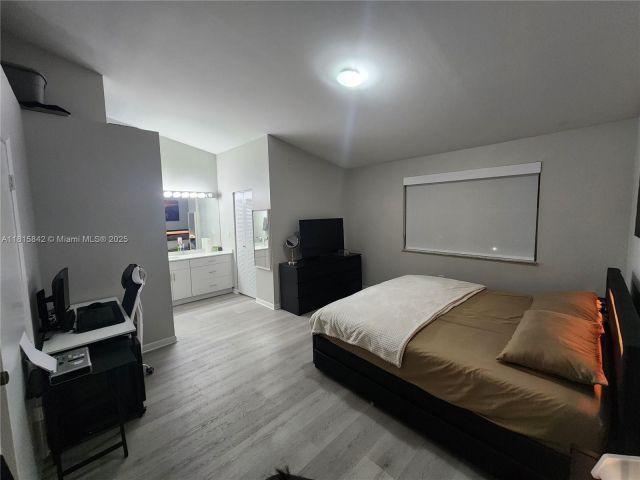 Продажа дома по адресу 10875 NW 8th St - фото 6118349