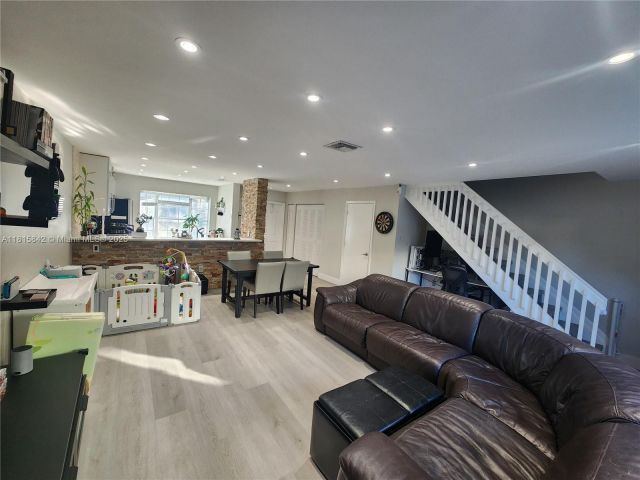 Продажа дома по адресу 10875 NW 8th St - фото 6118354