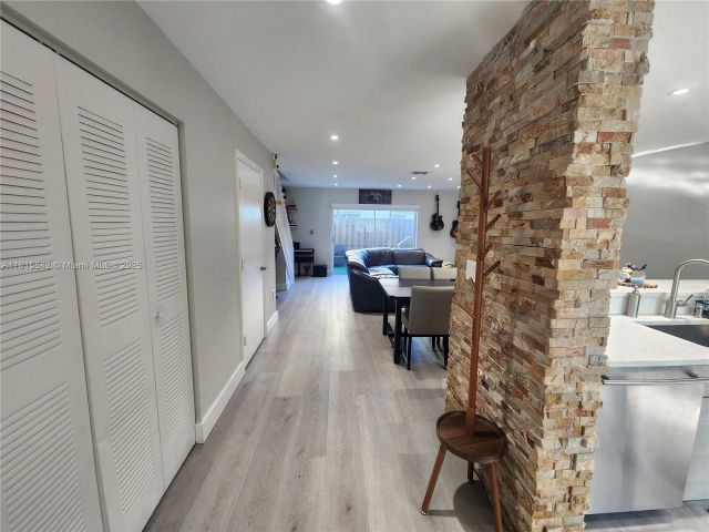 Продажа дома по адресу 10875 NW 8th St - фото 6118355