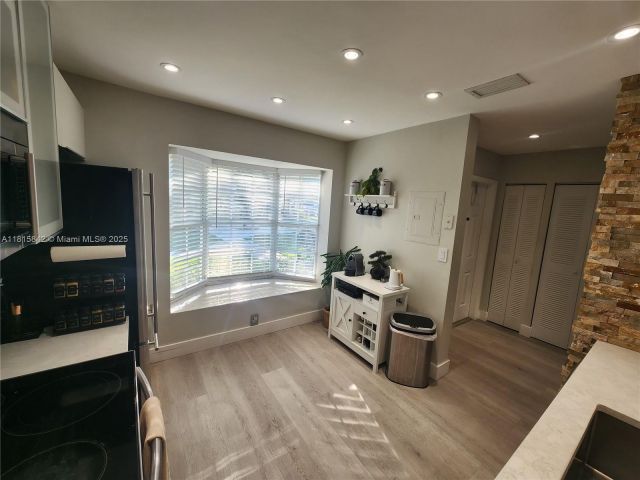 Продажа дома по адресу 10875 NW 8th St - фото 6118356