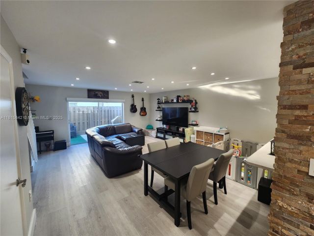 Продажа дома по адресу 10875 NW 8th St - фото 6118357