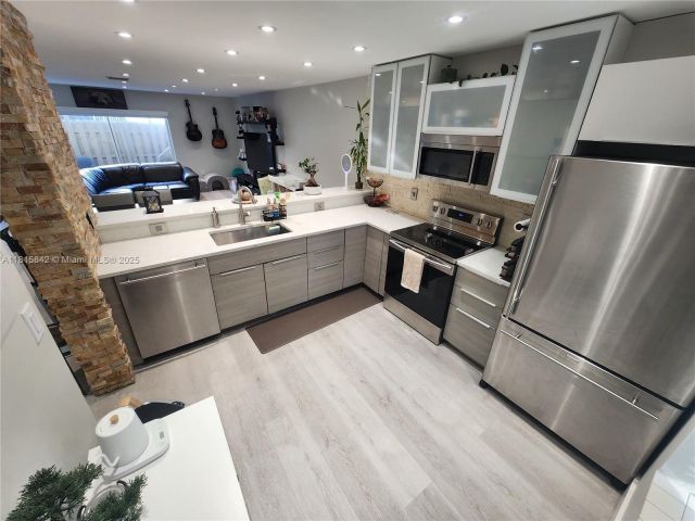 Продажа дома по адресу 10875 NW 8th St - фото 6118358