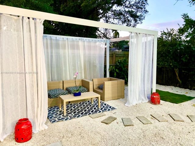 Дом в аренду по адресу 8280 NE 1st Pl - фото 6132812