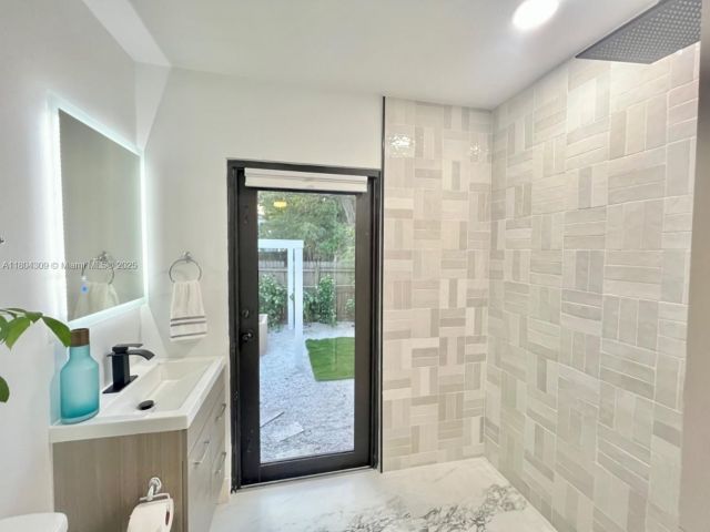 Дом в аренду по адресу 8280 NE 1st Pl - фото 6132814