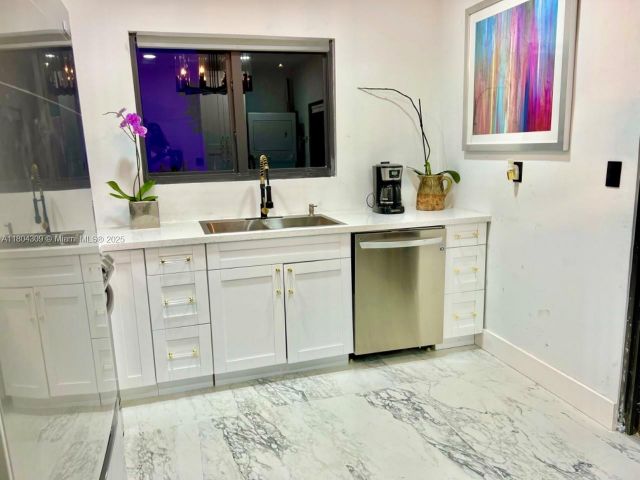 Дом в аренду по адресу 8280 NE 1st Pl - фото 6132816