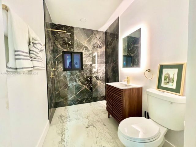 Дом в аренду по адресу 8280 NE 1st Pl - фото 6132817