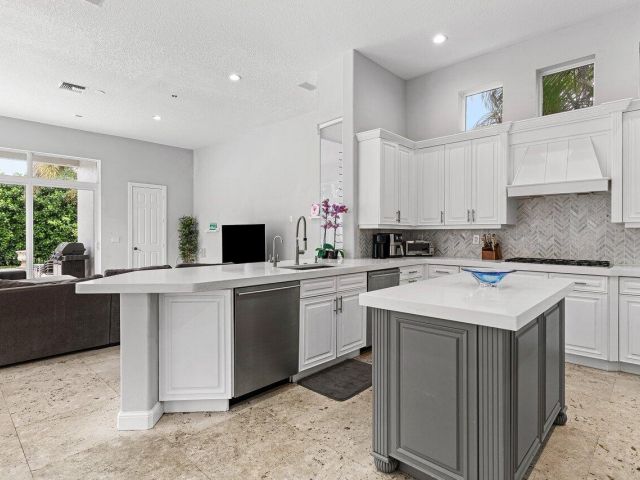 Продажа дома по адресу 16370 Via Fontana - фото 6214346