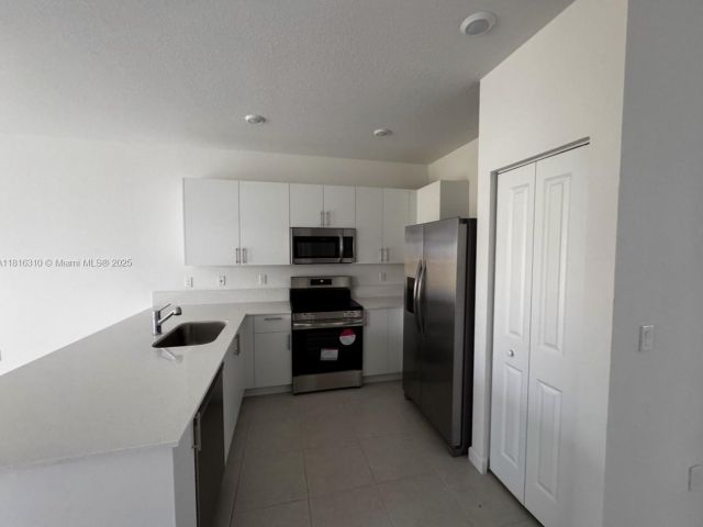 Дом в аренду по адресу 112 SW 184 WAY 112 - фото 6147704