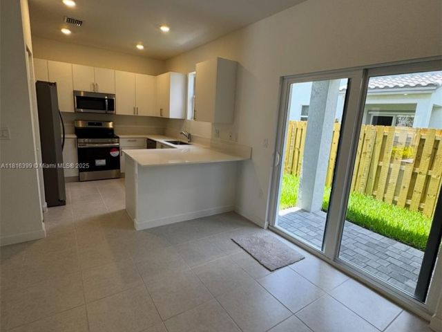 Дом в аренду по адресу 140 SW 184 WAY 140 - фото 6147669