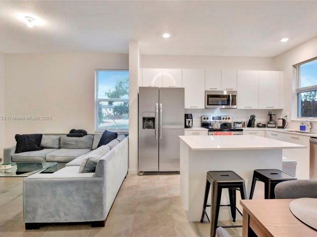 Продажа дома по адресу 12210 NW 24th Pl - фото 6123622