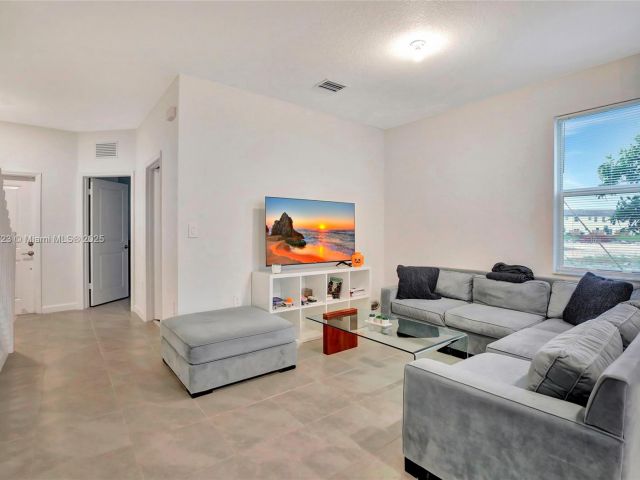 Продажа дома по адресу 12210 NW 24th Pl - фото 6123623