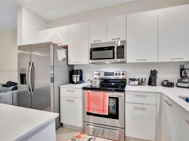 Продажа дома по адресу 12210 NW 24th Pl - фото 6123625