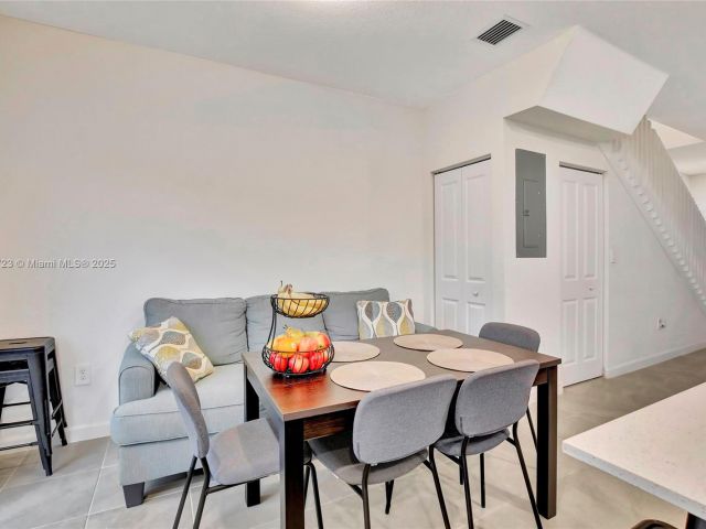 Продажа дома по адресу 12210 NW 24th Pl - фото 6123626