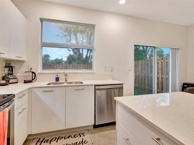 Продажа дома по адресу 12210 NW 24th Pl - фото 6123628