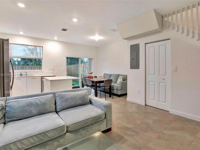 Продажа дома по адресу 12210 NW 24th Pl - фото 6123629