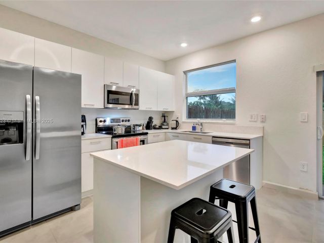 Продажа дома по адресу 12210 NW 24th Pl - фото 6123630