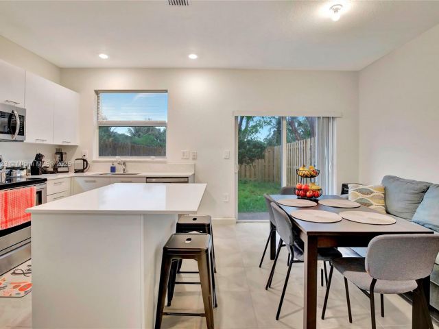 Продажа дома по адресу 12210 NW 24th Pl - фото 6123632