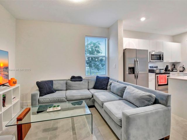 Продажа дома по адресу 12210 NW 24th Pl - фото 6123633