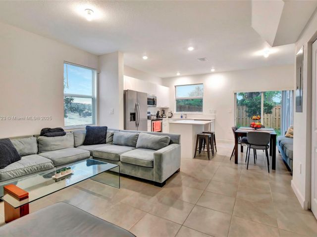 Продажа дома по адресу 12210 NW 24th Pl - фото 6123634