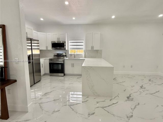 Дом в аренду по адресу 1407 SE 6th St 1 - фото 6124015