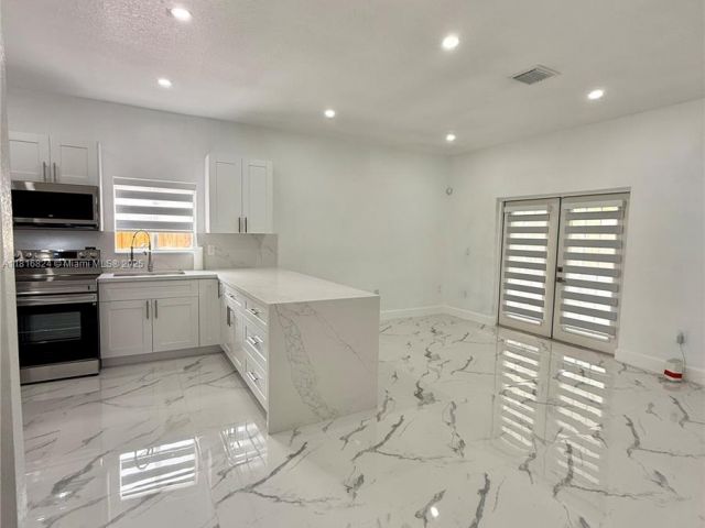 Дом в аренду по адресу 1407 SE 6th St 1 - фото 6124016