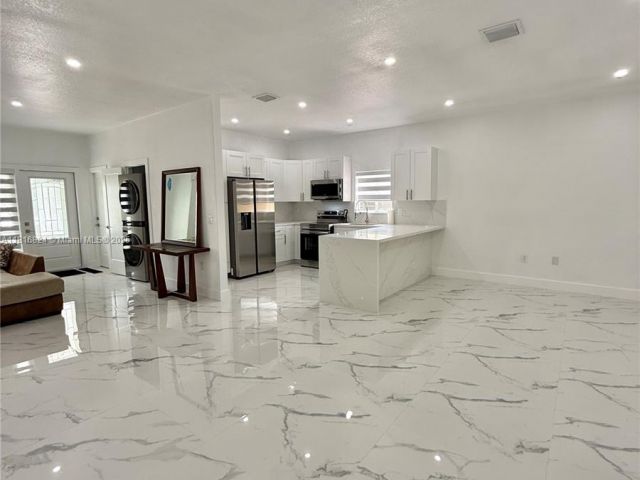 Дом в аренду по адресу 1407 SE 6th St 1 - фото 6124017