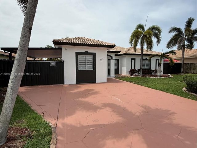 Дом в аренду по адресу 1407 SE 6th St 1 - фото 6124020